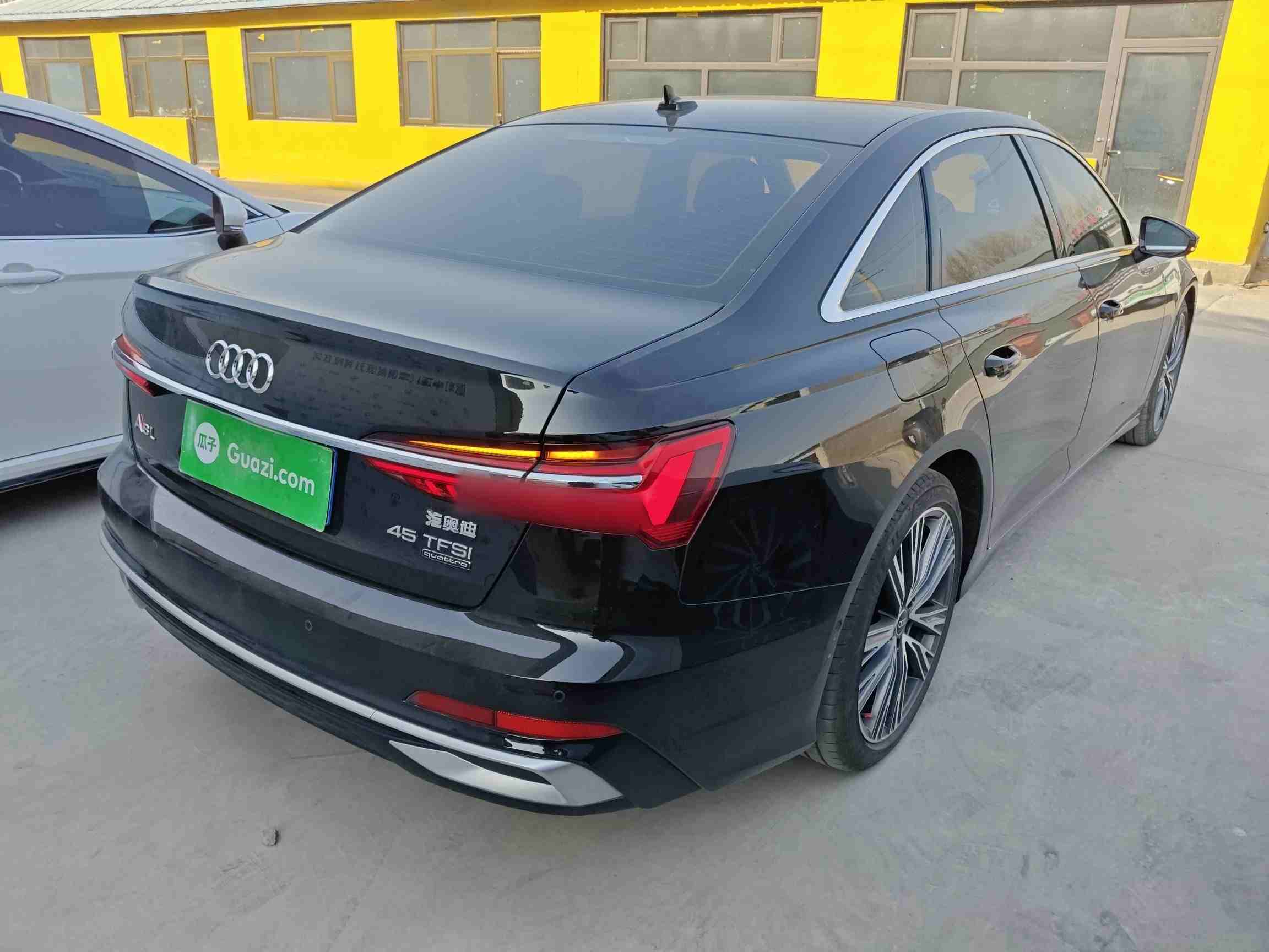 车辆右后45度视角外观