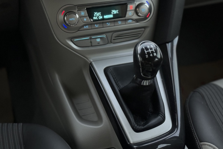 福特 福克斯 2012款 两厢 1.6L 手动风尚型局部细节18