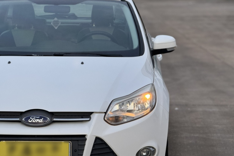 福特 福克斯 2012款 两厢 1.6L 手动风尚型局部细节36