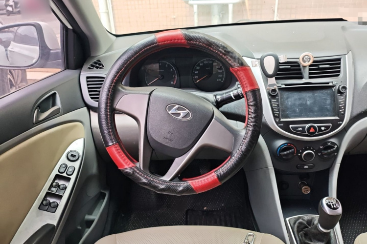 现代 瑞纳 2014款 1.4L 手动智能型GLS中控内饰13