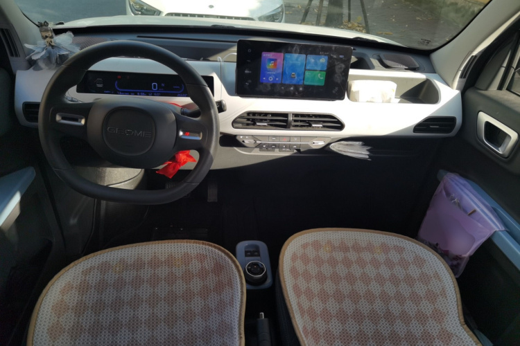 吉利银河 2023款 熊猫mini 120km 萌萌熊中控内饰7002