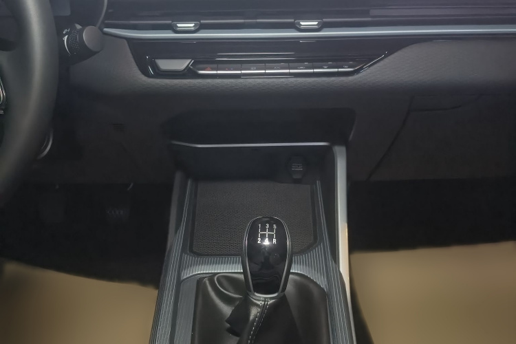 吉利汽车 帝豪 2026款 第4代 400万纪念款 1.5L 手动超越型局部细节16