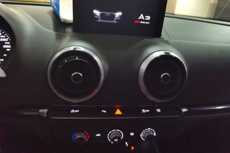 奥迪A3 2018款 30周年年型 Limousine 35 TFSI 时尚型局部细节16