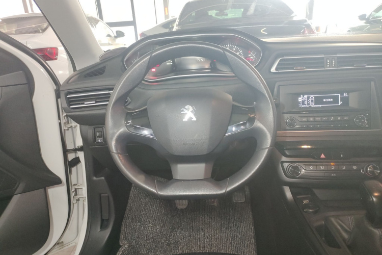 标致308 2018款 1.6L 手动时尚版中控内饰13