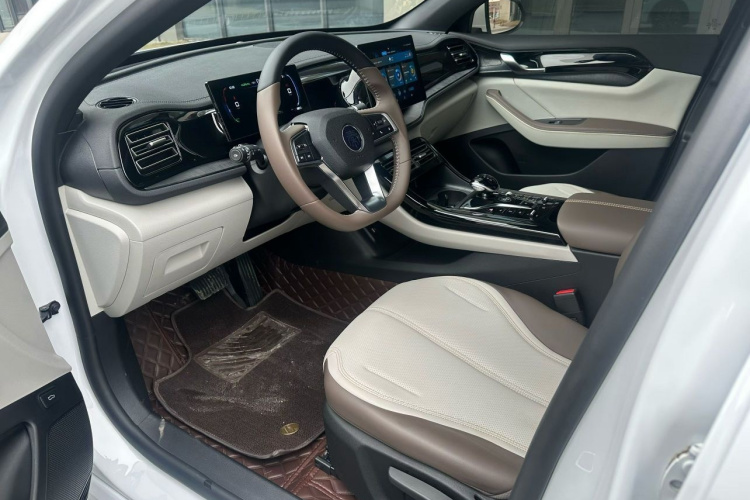 比亚迪 秦PLUS 2024款 荣耀版 DM-i 55KM领先型中控内饰7004