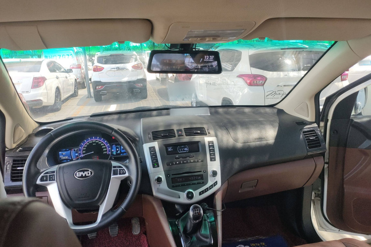 比亚迪S6 2014款 2.0L 手动豪华型 5座局部细节9003
