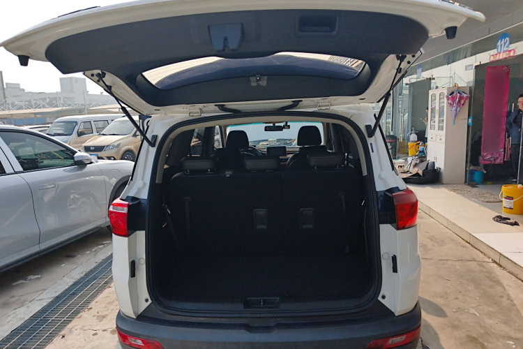 五菱汽车 五菱宏光S3 2018款 1.5L 手动豪华型 国V机舱底盘23