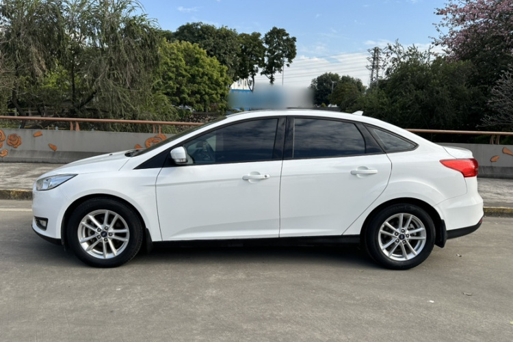 福特 福克斯 2017款 三厢 1.6L 自动风尚型智行版车身外观6007