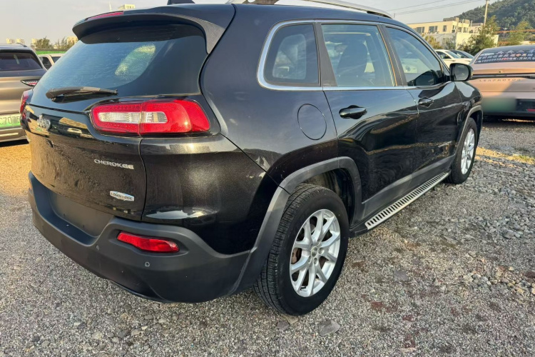 Jeep 自由光 2016款 2.0L 优越版车身外观6006