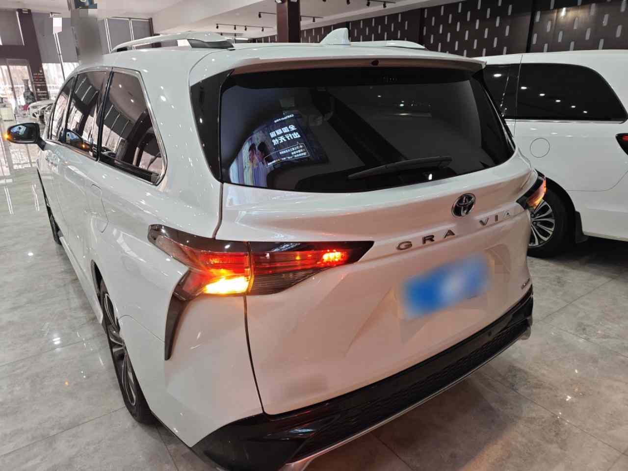 丰田 格瑞维亚 2023款 2.5L混动 尊贵PLUS版(3)