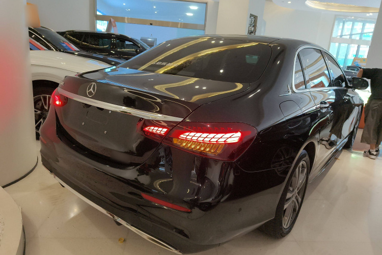 奔驰E级 2022款 改款二 E 260 L 运动型车身外观7