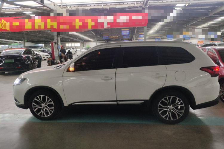 三菱 欧蓝德 2018款 2.0L 两驱荣耀版 5座车身外观4