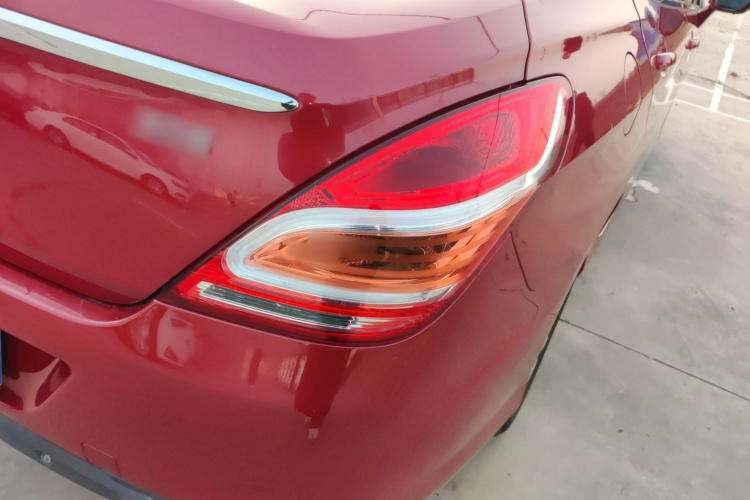 标致308 2014款 乐享版 经典 1.6L 手动优尚型车身外观9