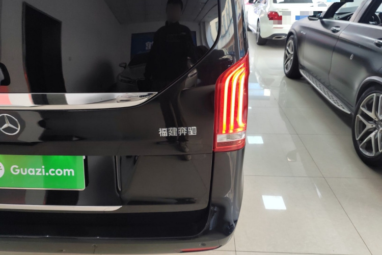 奔驰V级 2018款 V 260 L 尊贵加长版 国V车身外观9
