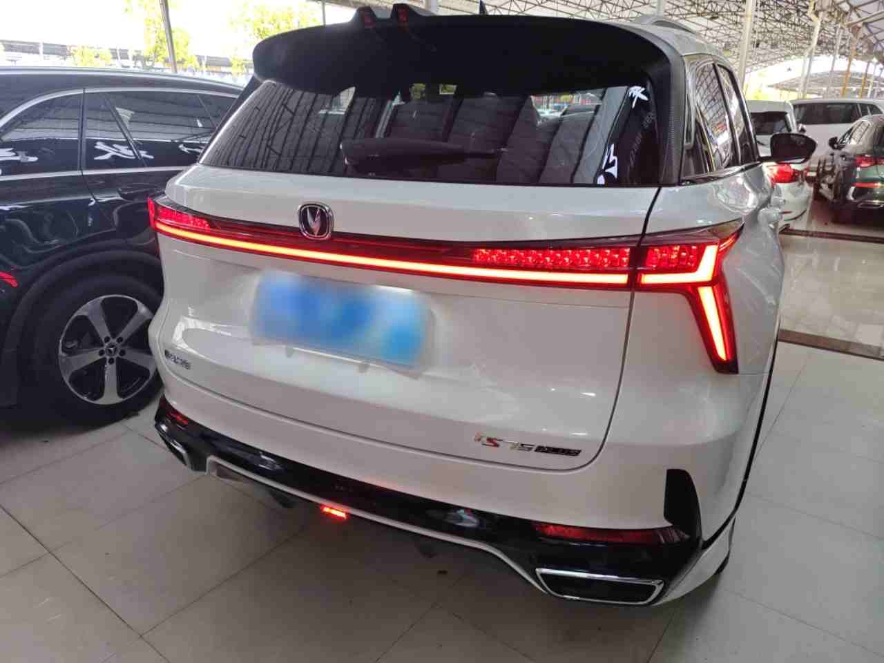 车辆右后45度外观展示