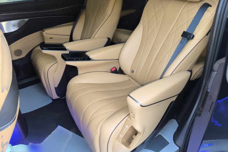 腾势D9 2024款 DM-i 980 四驱尊贵型中控内饰21