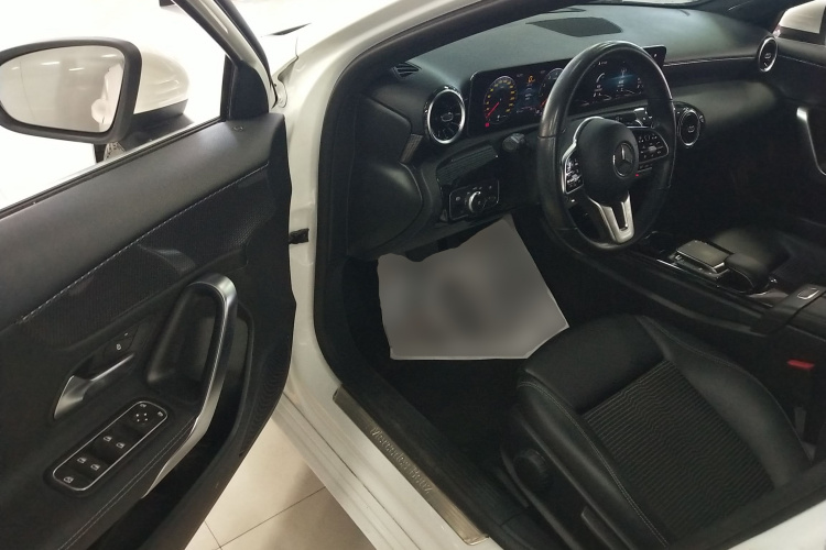 奔驰A级(进口) 2020款 A 180中控内饰20