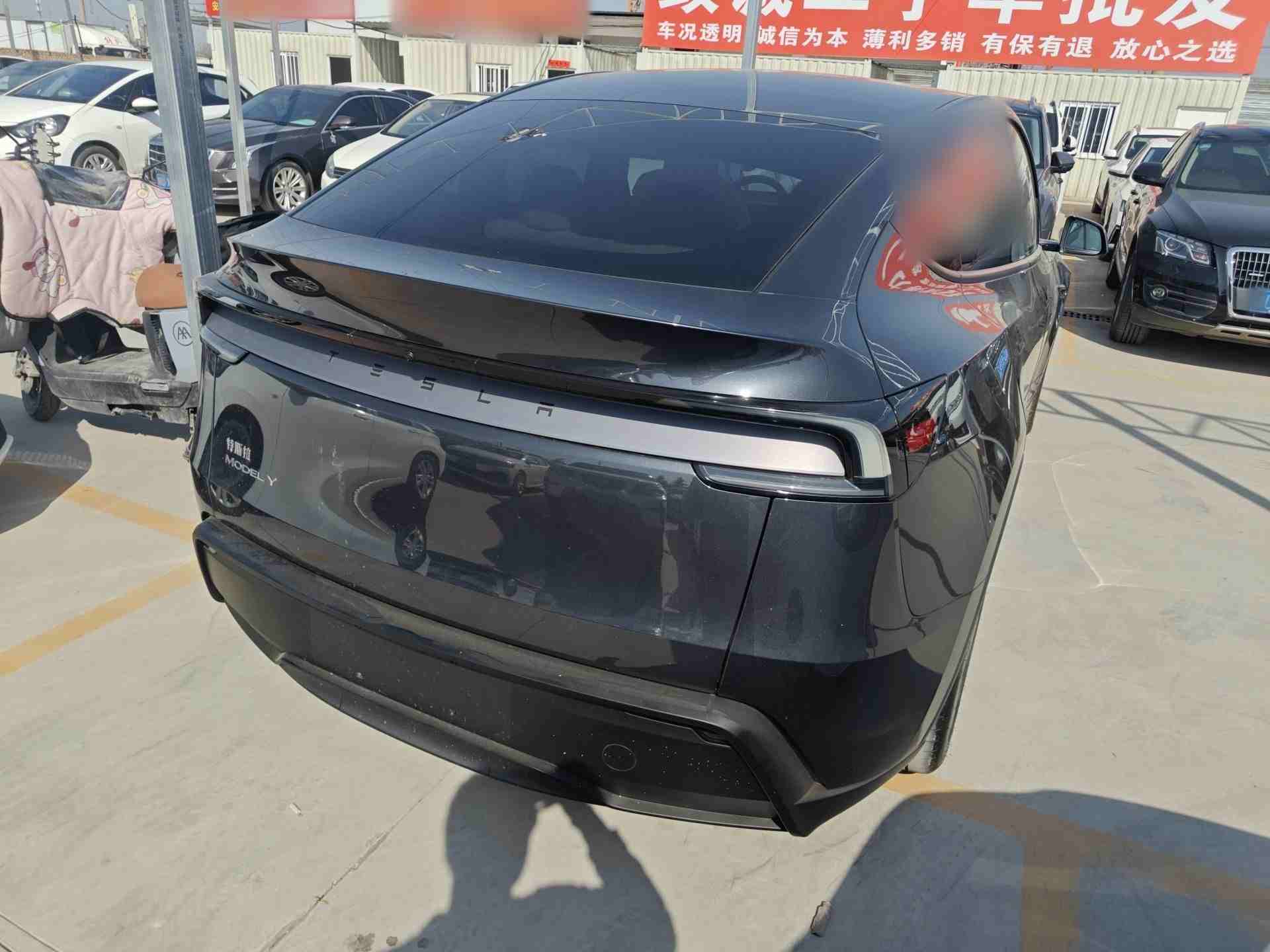 车辆右后45度外观展示