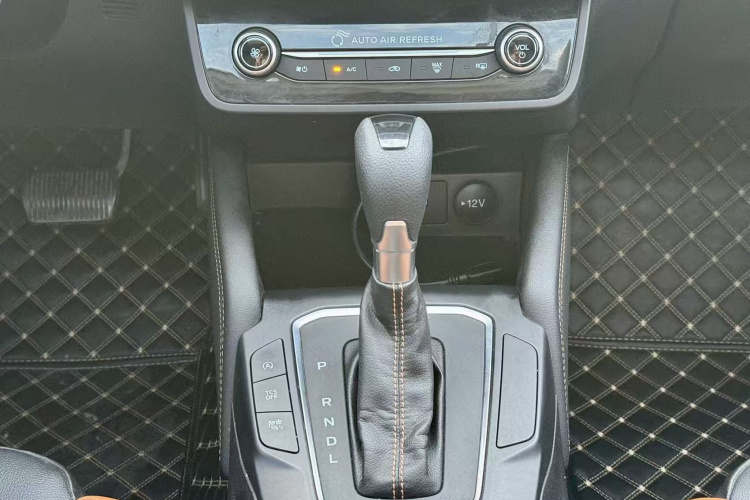 福特 福克斯 2022款 三厢 EcoBoost 180 自动竞速版中控内饰7004