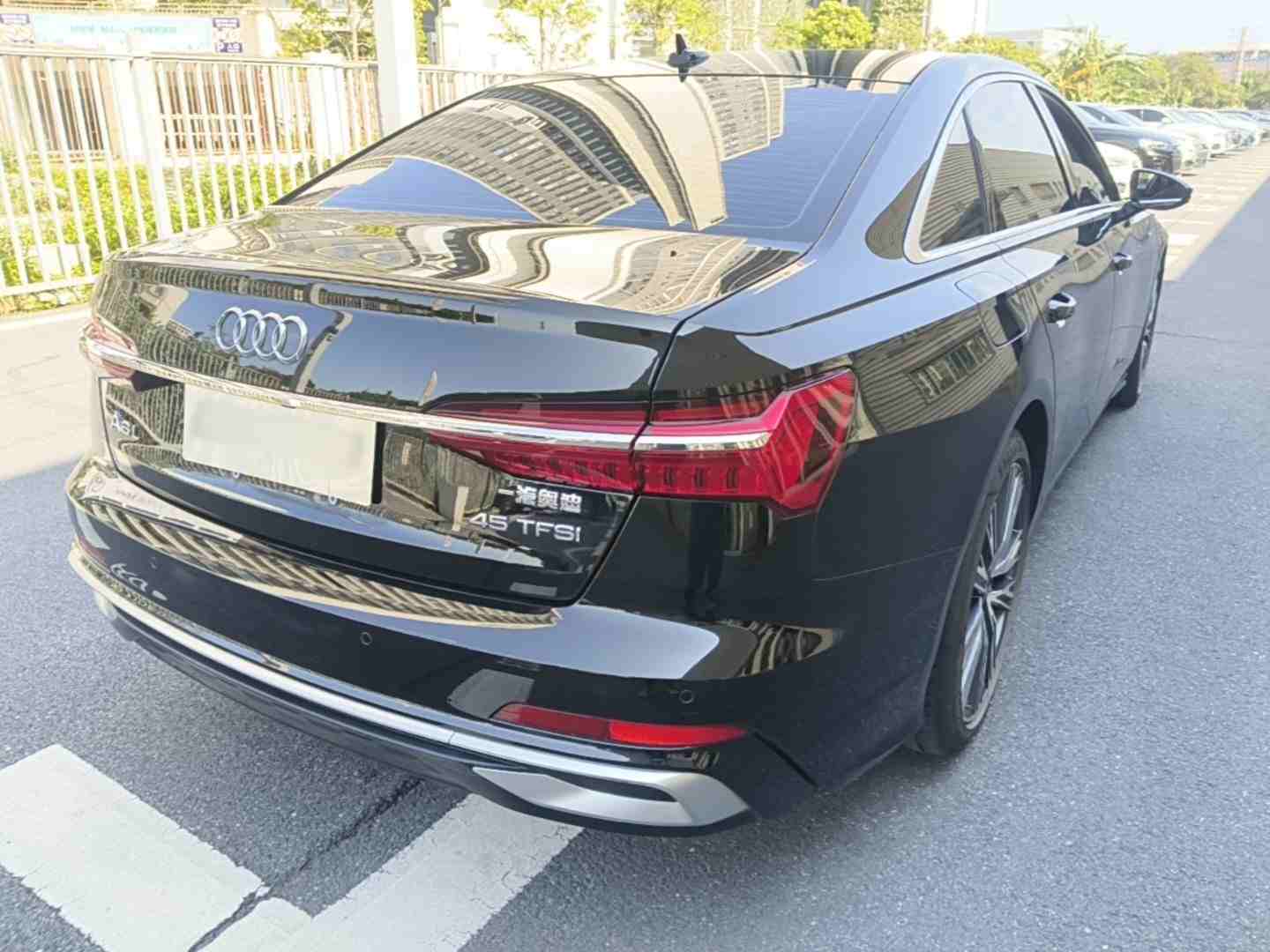 车辆右后45度外观展示