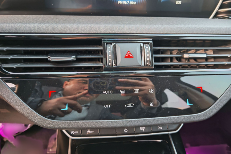 红旗HS5 2022款 改款 2.0T 智联旗享版中控内饰7009