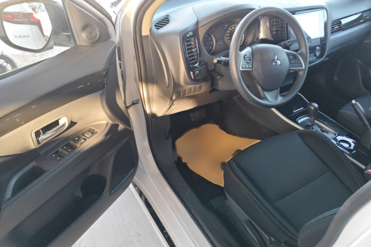 三菱 欧蓝德 2021款 2.0L 两驱畅行版 5座中控内饰7003