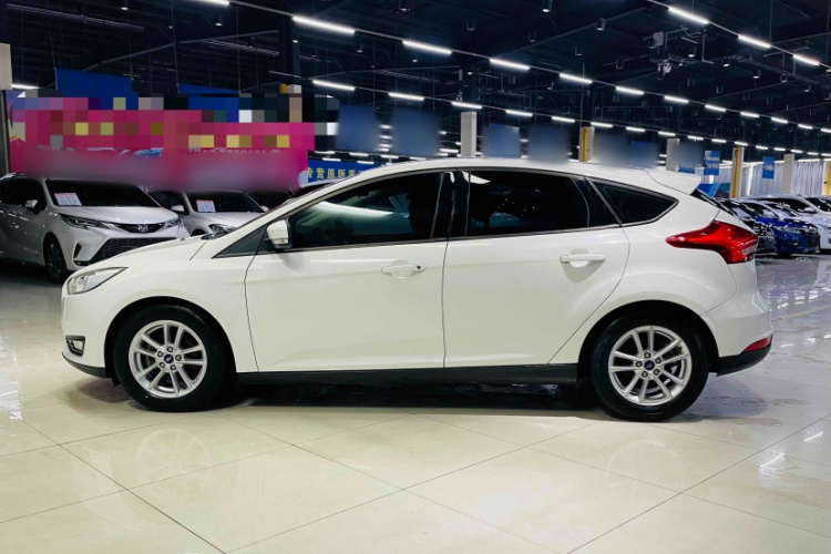 福特 福克斯 2018款 两厢经典 1.6L 自动风尚型智行版车身外观6007