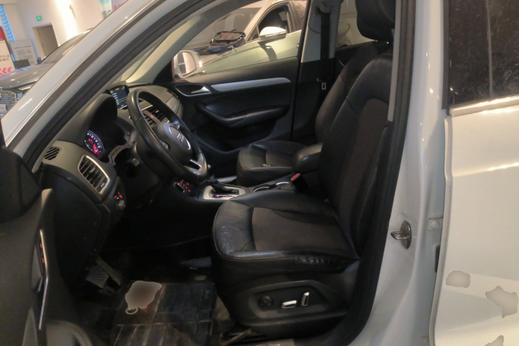 奥迪Q3 2018款 30周年年型 30 TFSI 时尚型中控内饰19