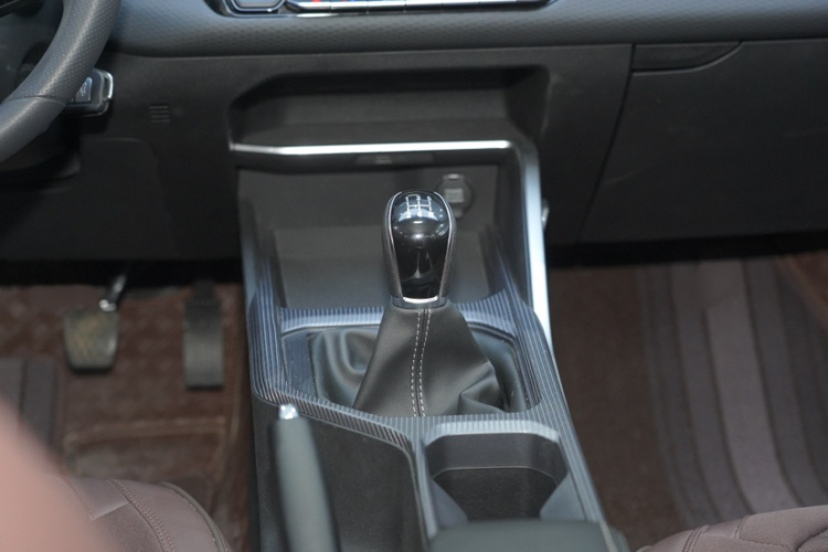 吉利汽车 帝豪 2025款 第4代 1.5L 手动星耀版中控内饰7007