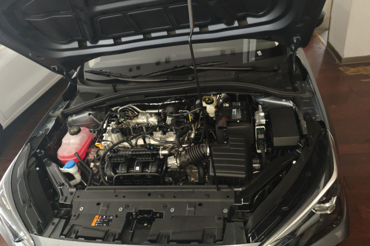 荣威i5 2026款 1.5L CVT豪华版机舱底盘24