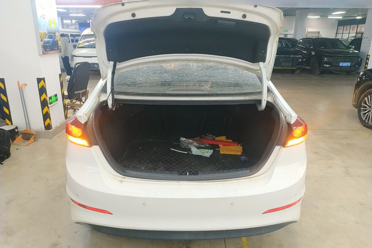 现代 领动 2016款 1.6L 手动智炫·活力型机舱底盘23