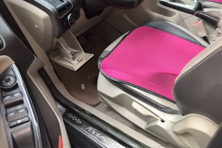 福特 福克斯 2012款 三厢 1.6L 自动风尚型中控内饰7003