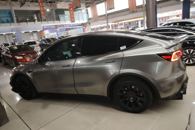 特斯拉 Model Y 2021款 标准续航后驱版车身外观4