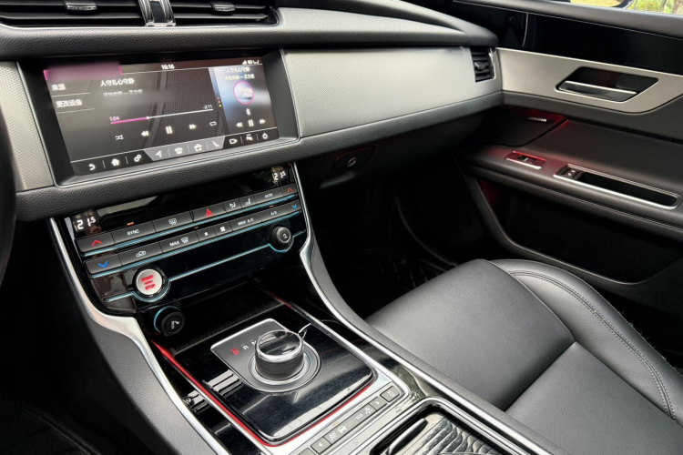 捷豹XFL 2020款 XFL 2.0T P200 两驱精英版中控内饰7011