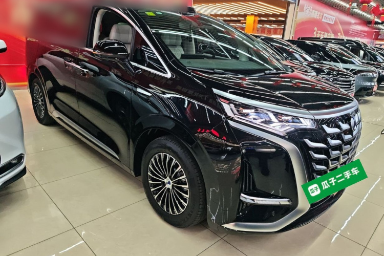 腾势D9 2025款 DM-i 四驱尊航型车身外观3