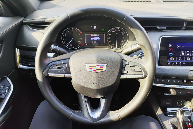 凯迪拉克XT4 2022款 28T 两驱风尚型中控内饰13