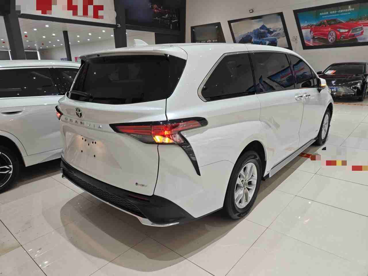 车辆右后45度外观展示