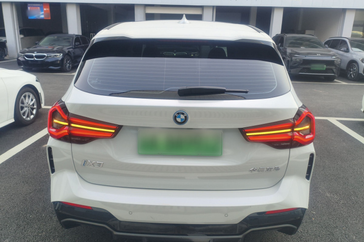 宝马iX3 2024款 领先型车身外观6