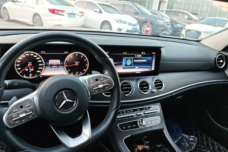 奔驰E级 2020款 改款 E 300 L 运动时尚型中控内饰12