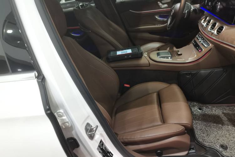 奔驰E级 2023款 E 260 L局部细节41