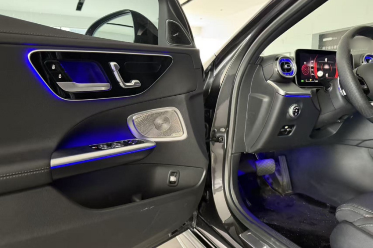 奔驰C级 2025款 C 260 L 皓夜运动版中控内饰7001