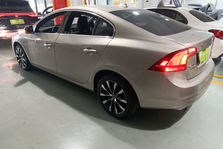 沃尔沃S60 2019款 S60L T3 智进版车身外观4