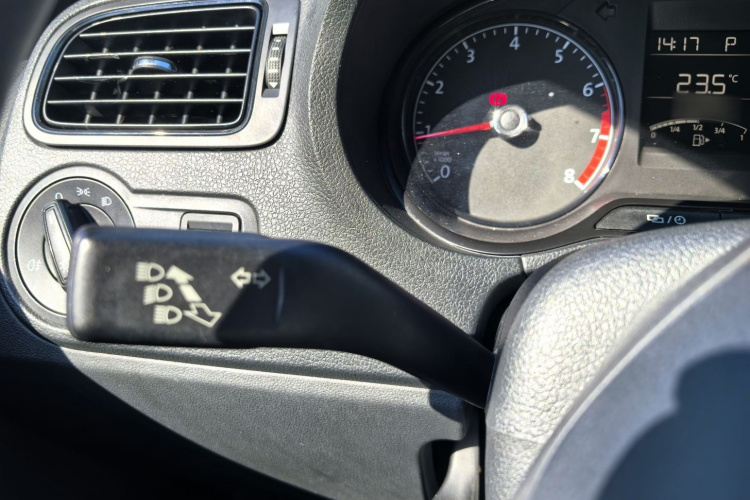 大众 Polo 2016款 1.4L 自动风尚型中控内饰7005