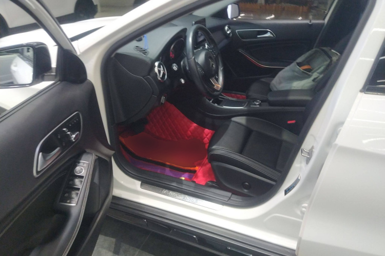 奔驰GLA 2018款 GLA 220 4MATIC 运动型中控内饰20
