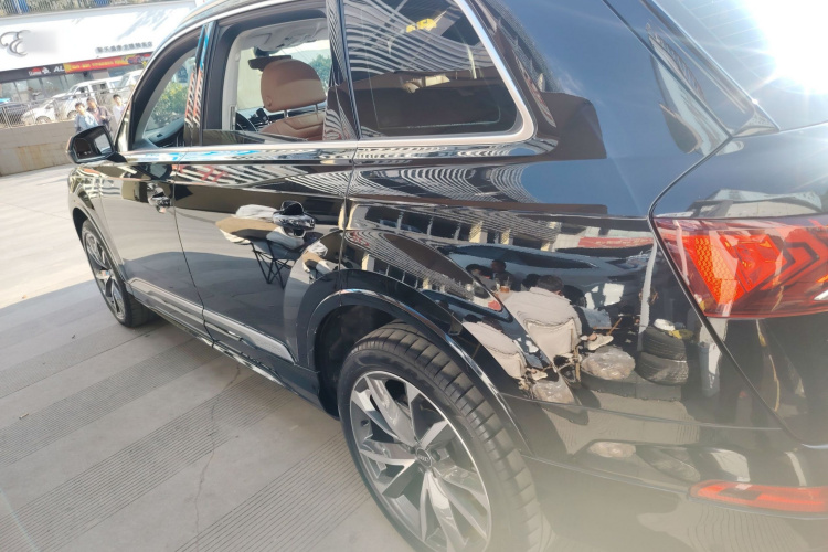 奥迪Q7 2022款 55 TFSI quattro S line运动型车身外观4