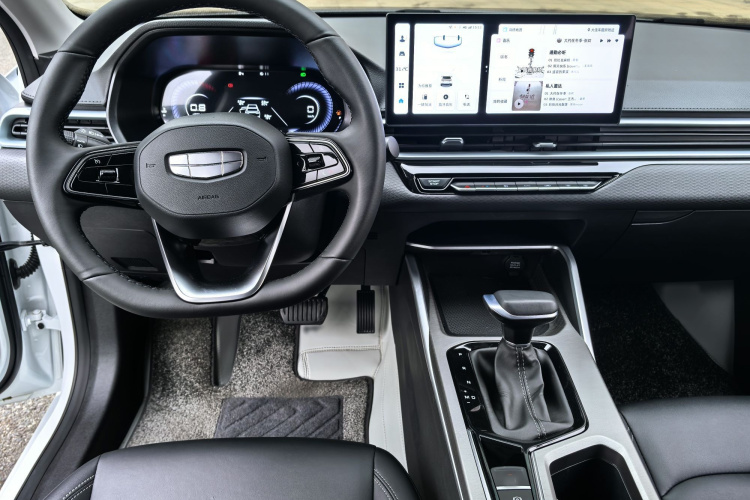 吉利汽车 帝豪 2025款 第4代 1.5L CVT龙腾版中控内饰7004