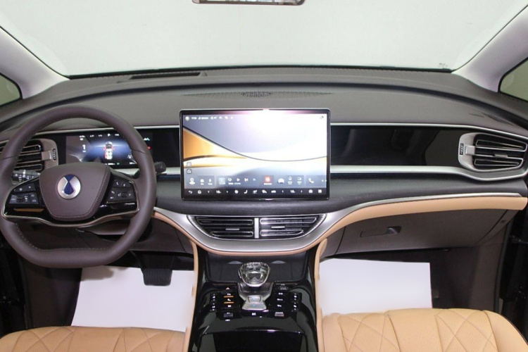 腾势D9 2024款 DM-i 980 四驱尊荣型中控内饰7006