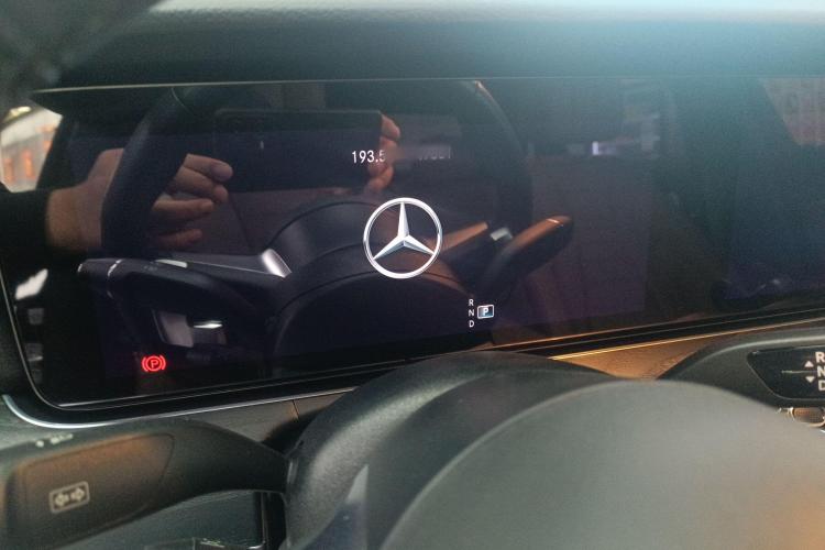 奔驰E级 2023款 E 300 L 运动时尚型局部细节14