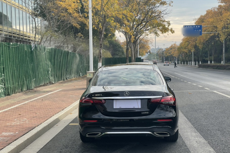 奔驰E级 2022款 改款 E 260 L 运动型车身外观6006