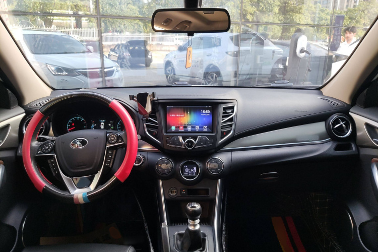 比亚迪 宋 2016款 盖世版 1.5TI 手动豪雅型中控内饰7002